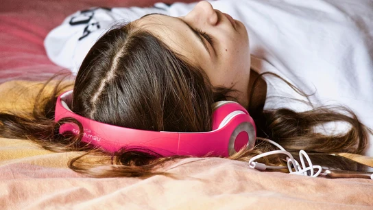 Una chica escuchando música (Archivo) Una chica escuchando música (Archivo)
