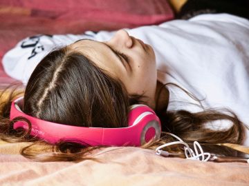 Una chica escuchando música (Archivo) Una chica escuchando música (Archivo)
