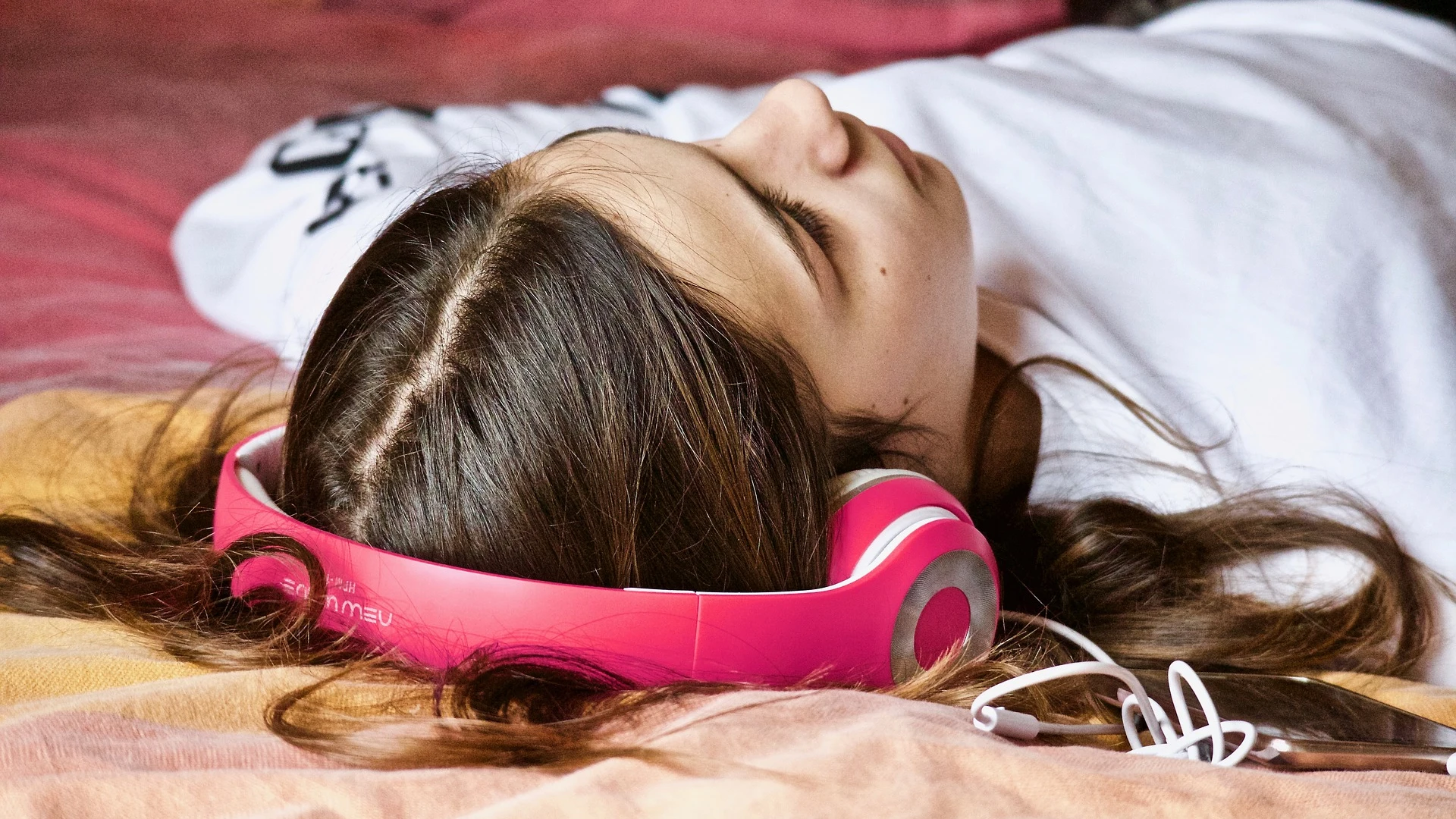 Una chica escuchando música (Archivo)