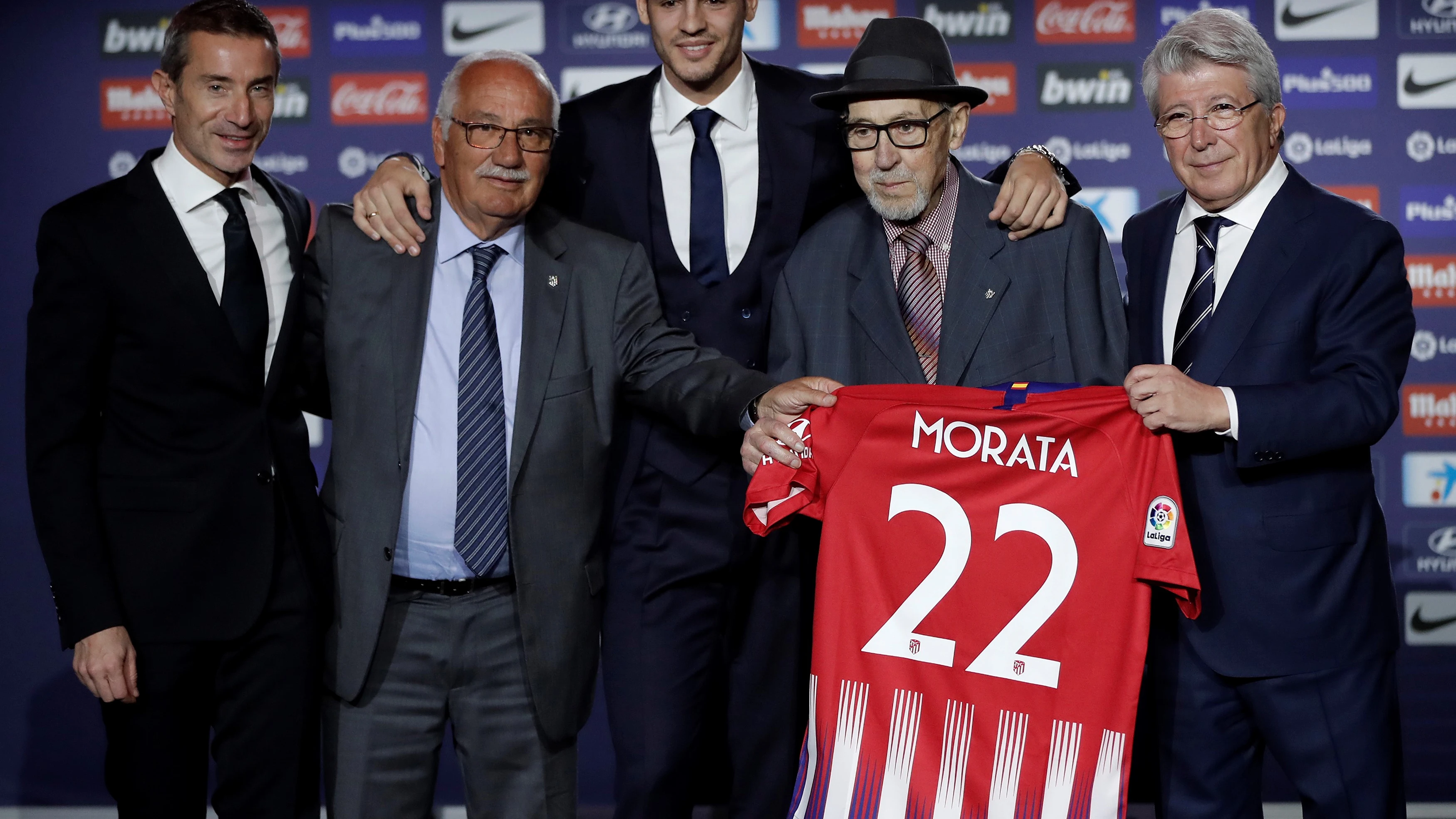 Manuel Briñas, con sombrero, durante la presentación de Morata en el Atlético