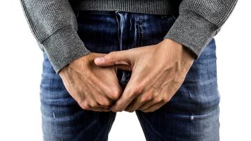 hombre sujetando sus testículos hombre sujetando sus testículos