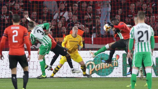 M'Baye Niang remata de cabeza ante al defensa del Betis M'Baye Niang remata de cabeza ante al defensa del Betis