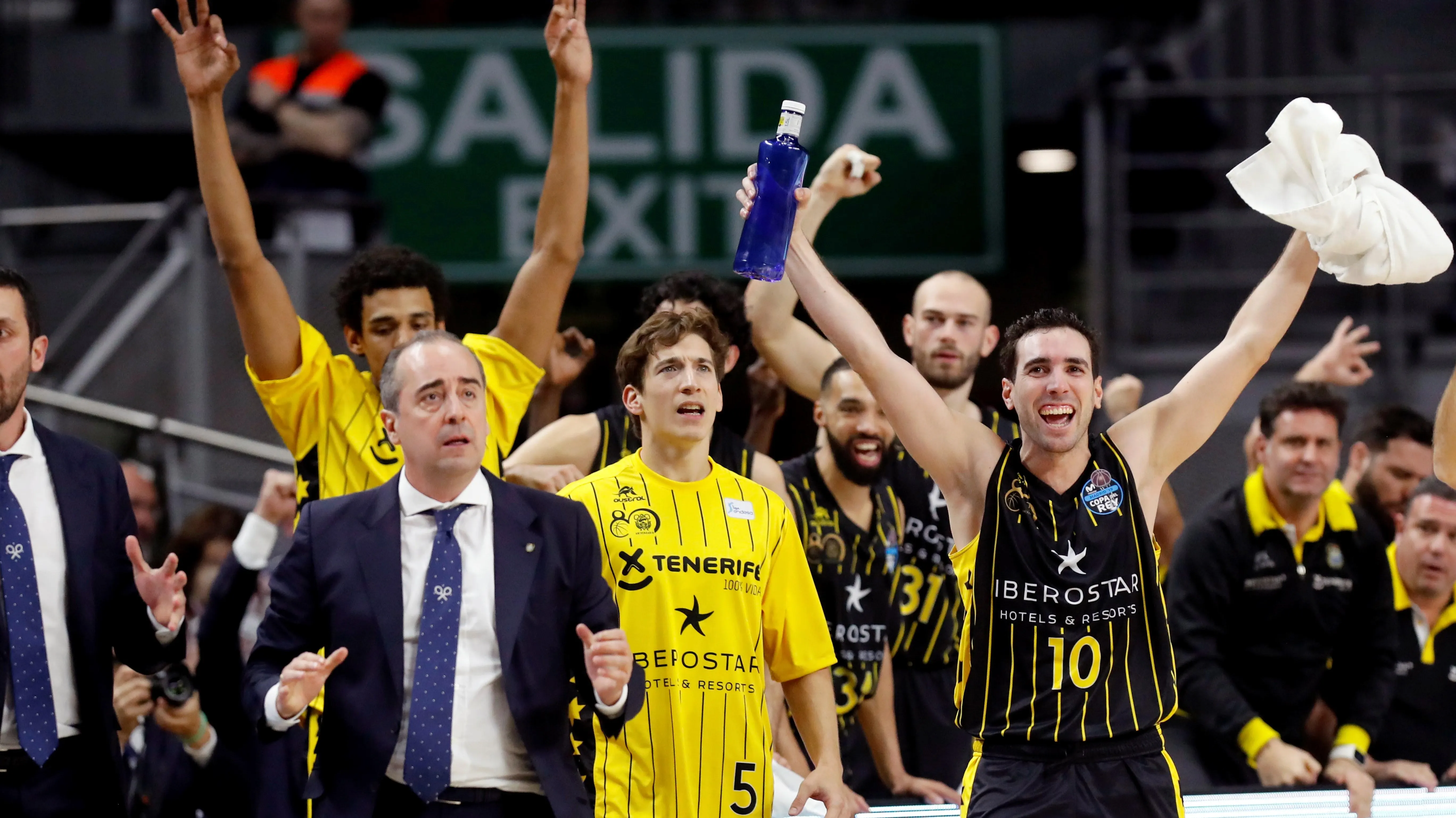 Los jugadores del Iberostar Tenerife celebran la victoria ante Unicaja