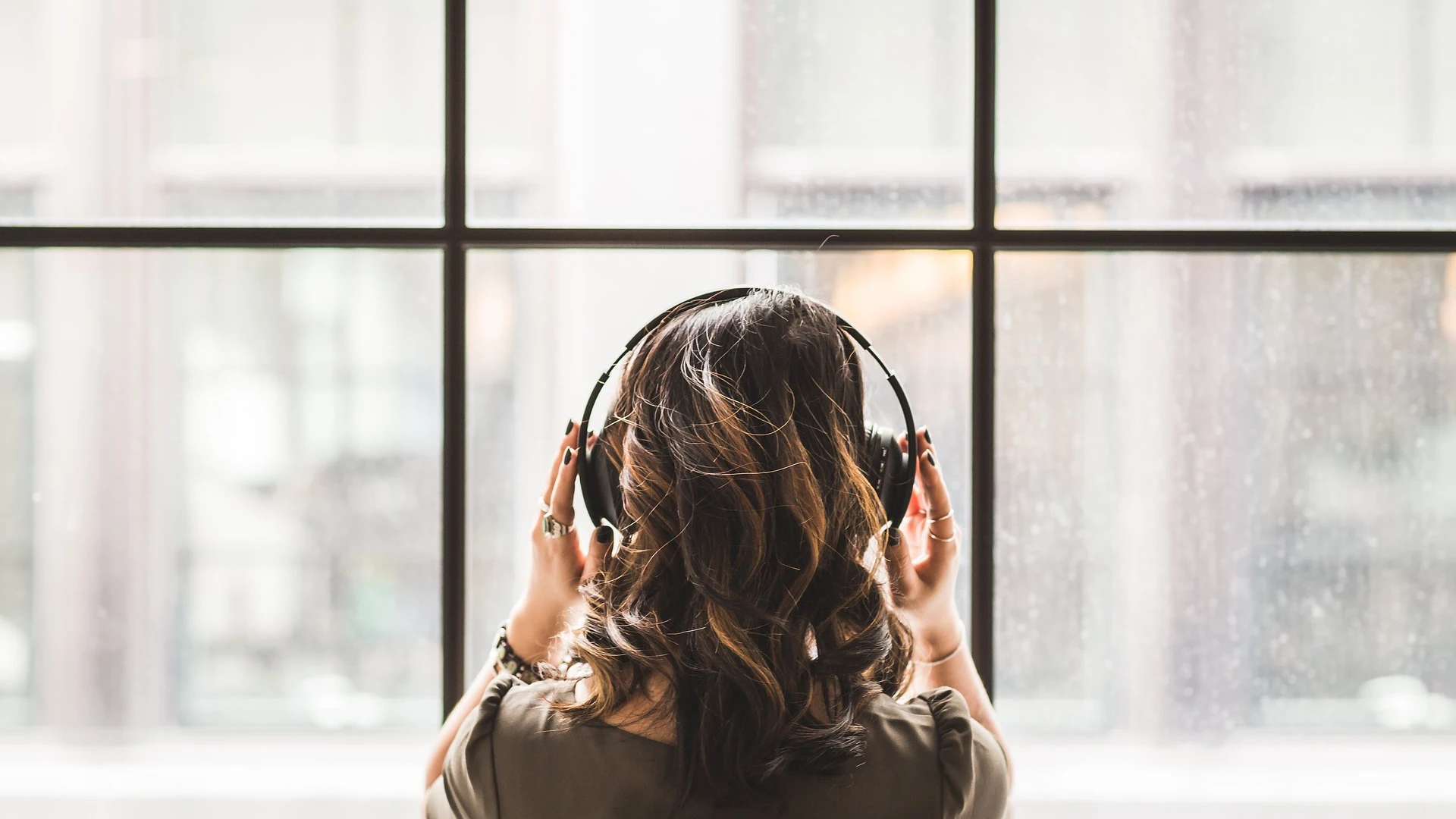 Una joven escucha música con auriculares