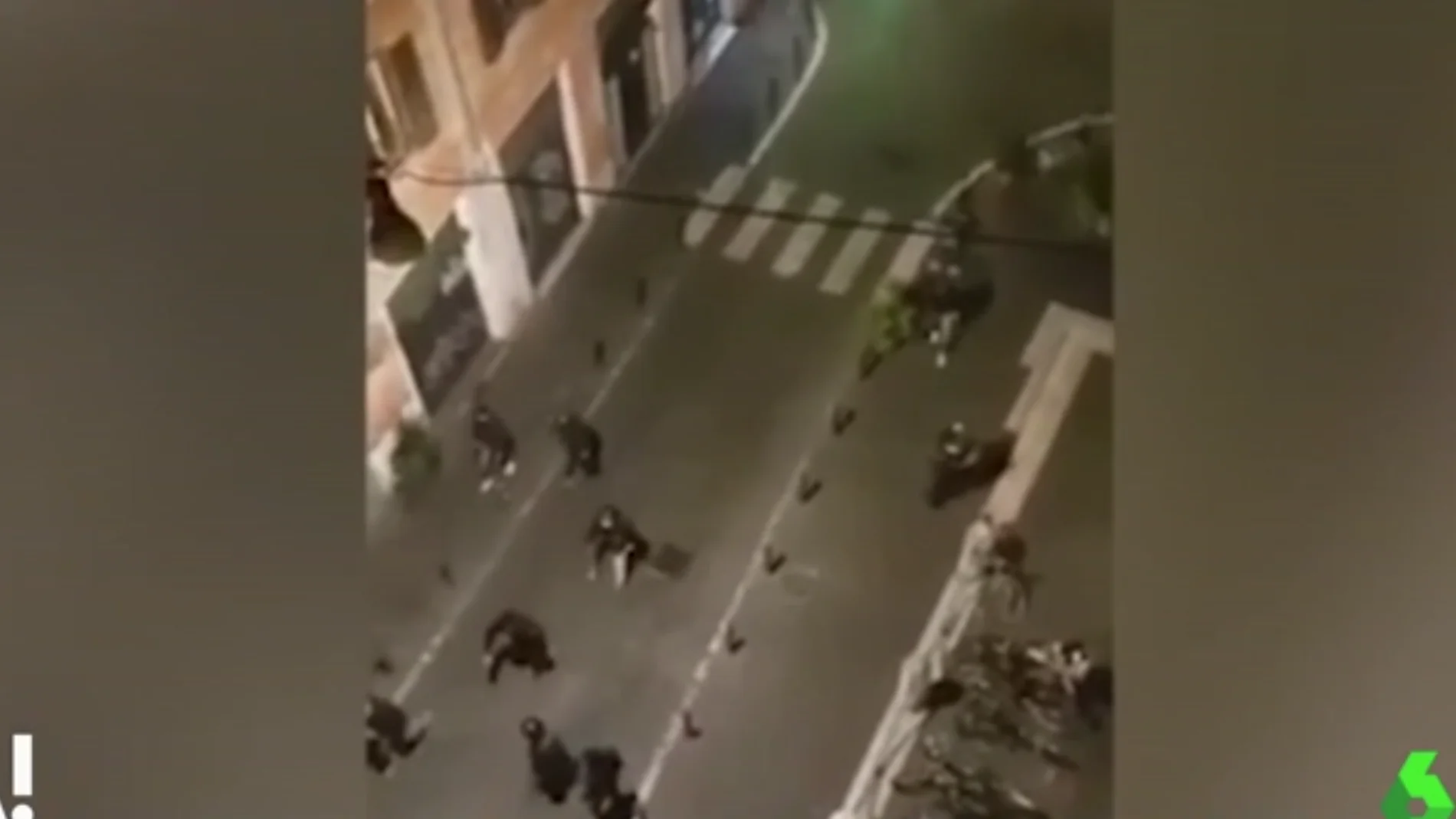 Imagen de la pelea entre aficionados de fútbol en Roma