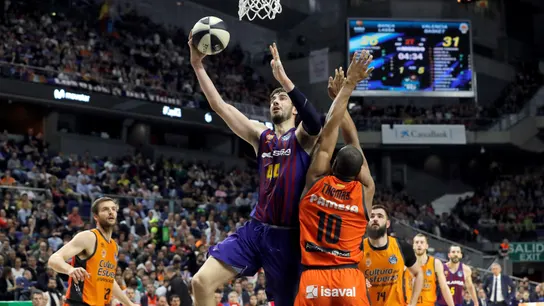 Ante Tomic anota ante la defensa del Valencia Basket Ante Tomic anota ante la defensa del Valencia Basket