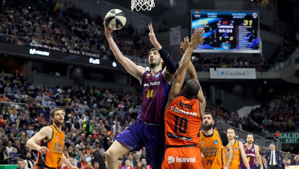 Ante Tomic anota ante la defensa del Valencia Basket