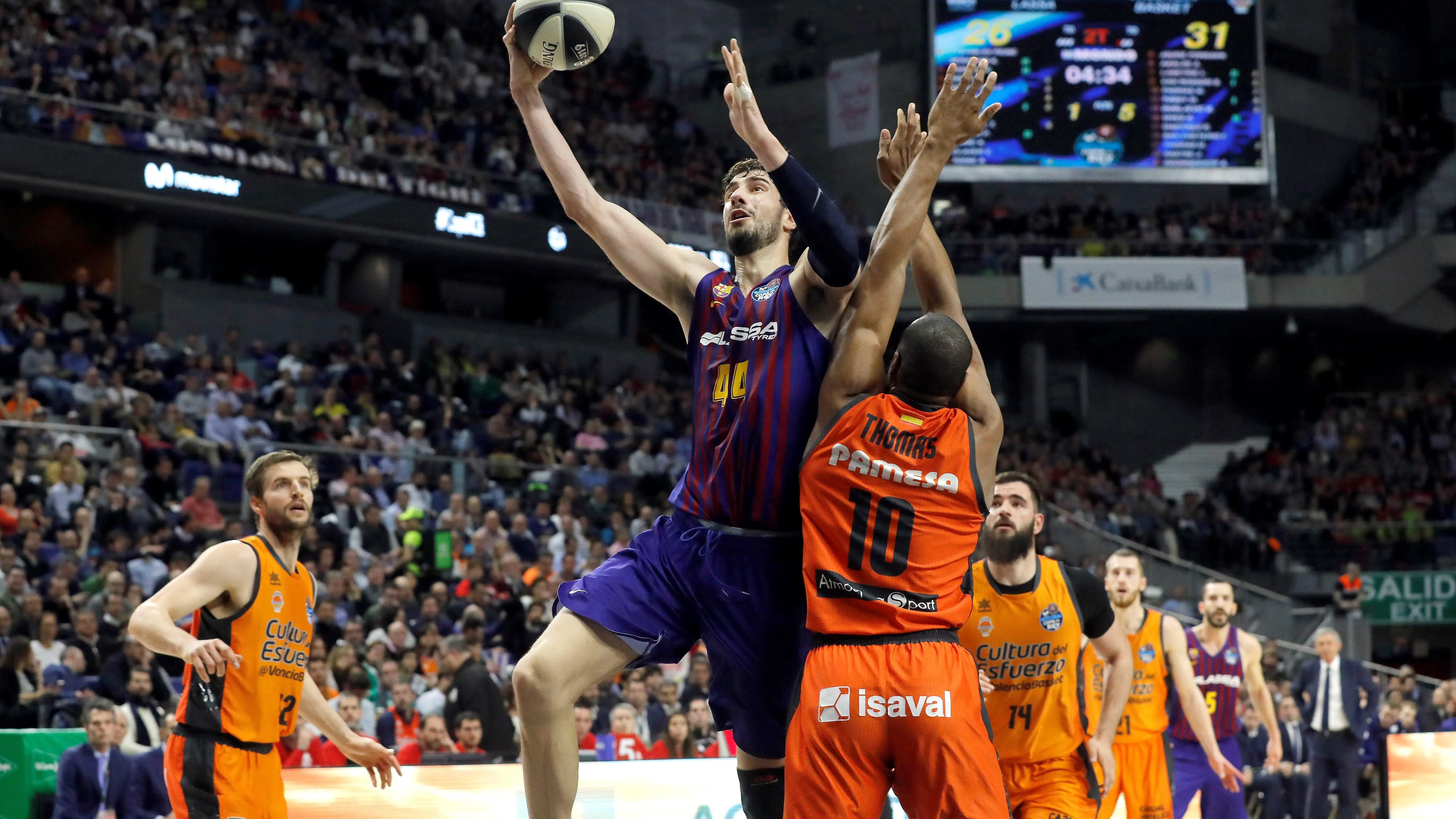 Ante Tomic anota ante la defensa del Valencia Basket