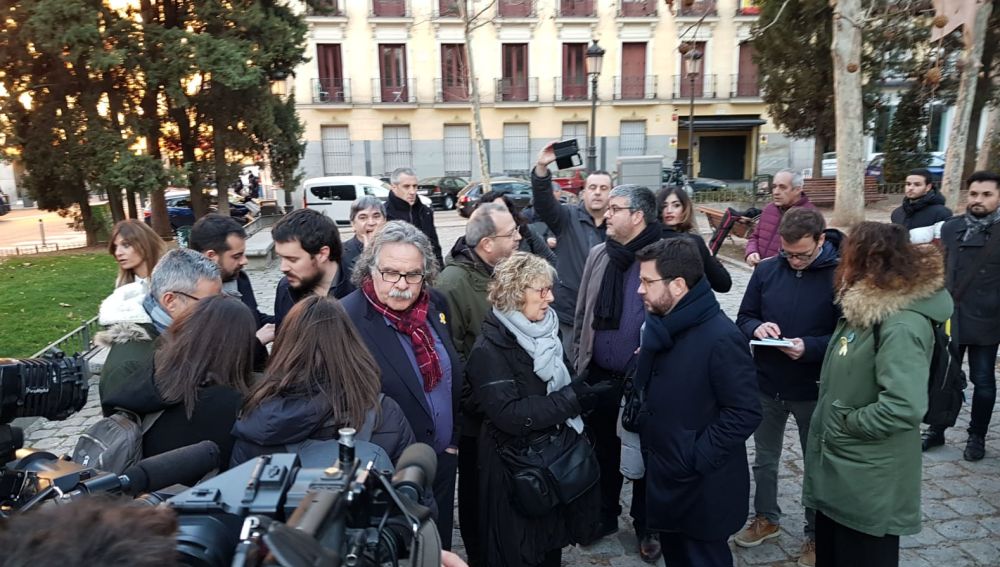 Una delegación de ERC se reúne en la plaza de Salesas en Madrid