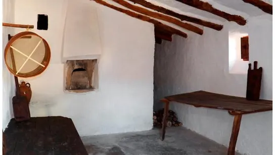 magen del horno de Mas Blanco antes y después de la rehabilitación llevada a cabo por la Asociación Recartografías magen del horno de Mas Blanco antes y después de la rehabilitación llevada a cabo por la Asociación Recartografías