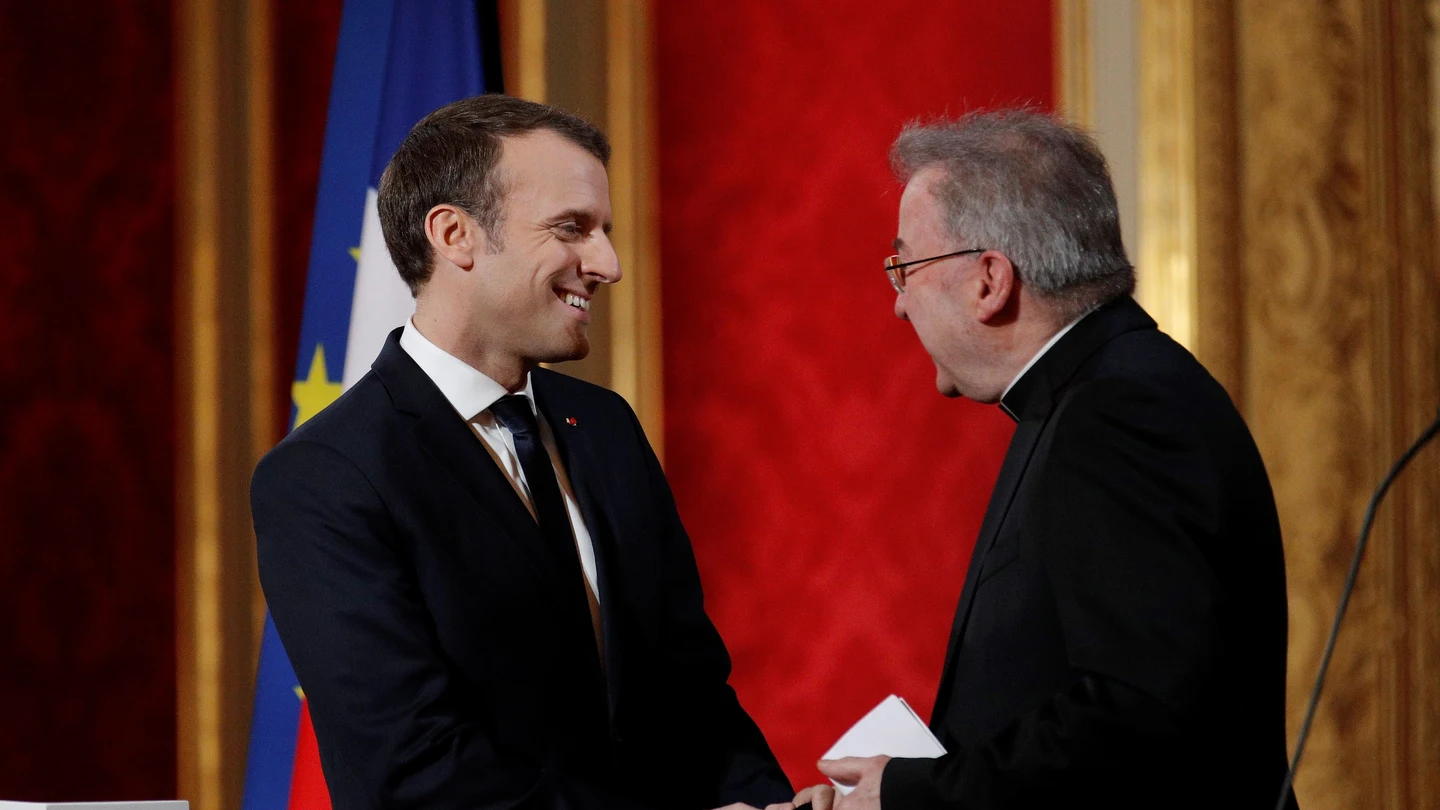 Luigi Ventura junto al presidente Macron Luigi Ventura junto al presidente Macron