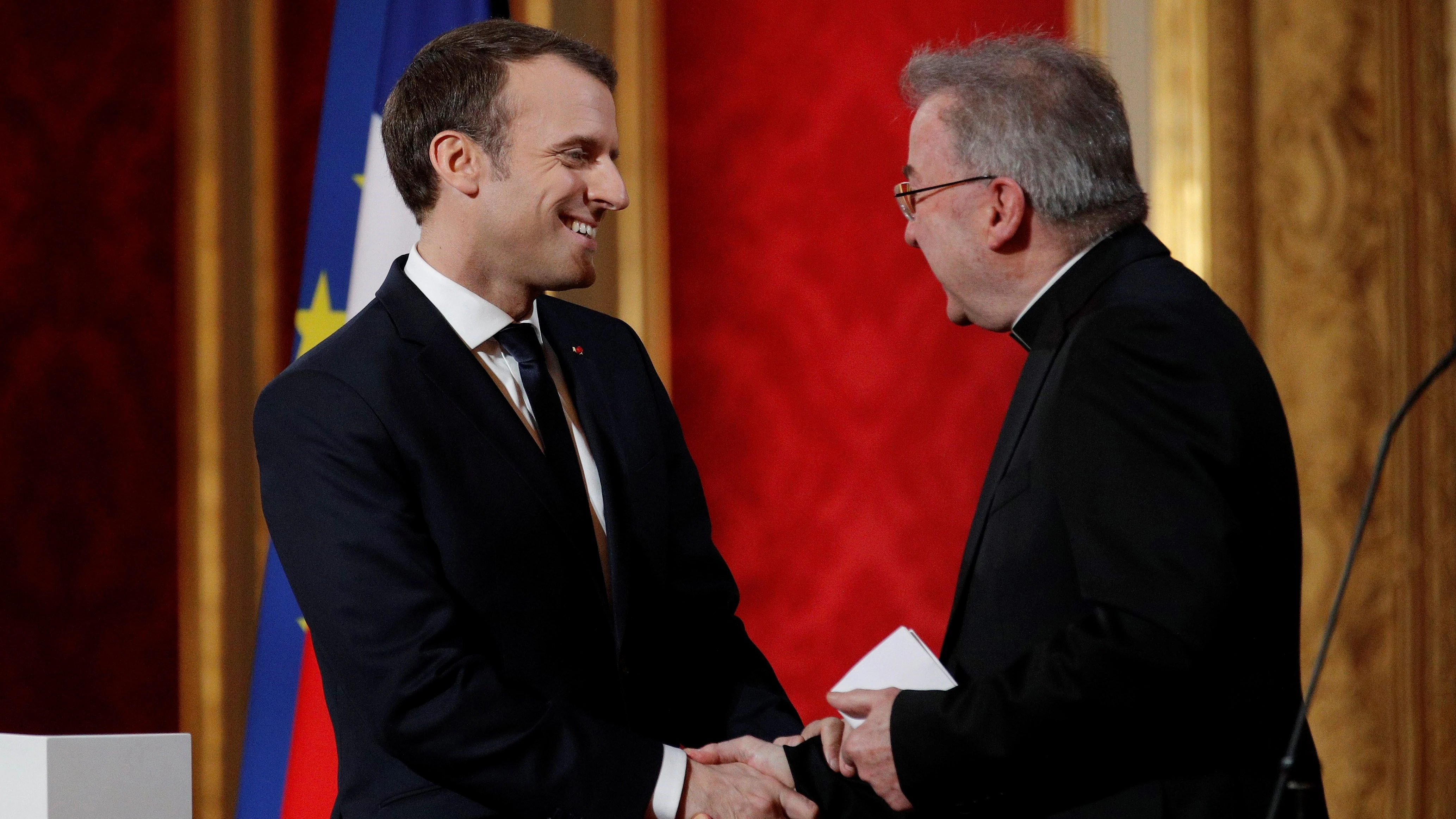 Luigi Ventura junto al presidente Macron