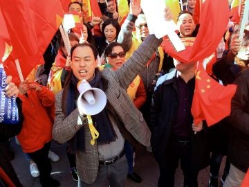 Miembros de la comunidad china se concentraron este mediodía frente a la sede del BBVA Miembros de la comunidad china se concentraron este mediodía frente a la sede del BBVA