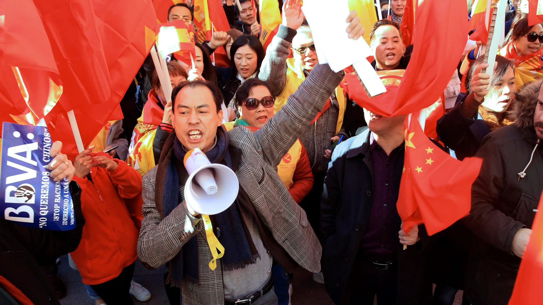 Miembros de la comunidad china se concentraron este mediodía frente a la sede del BBVA