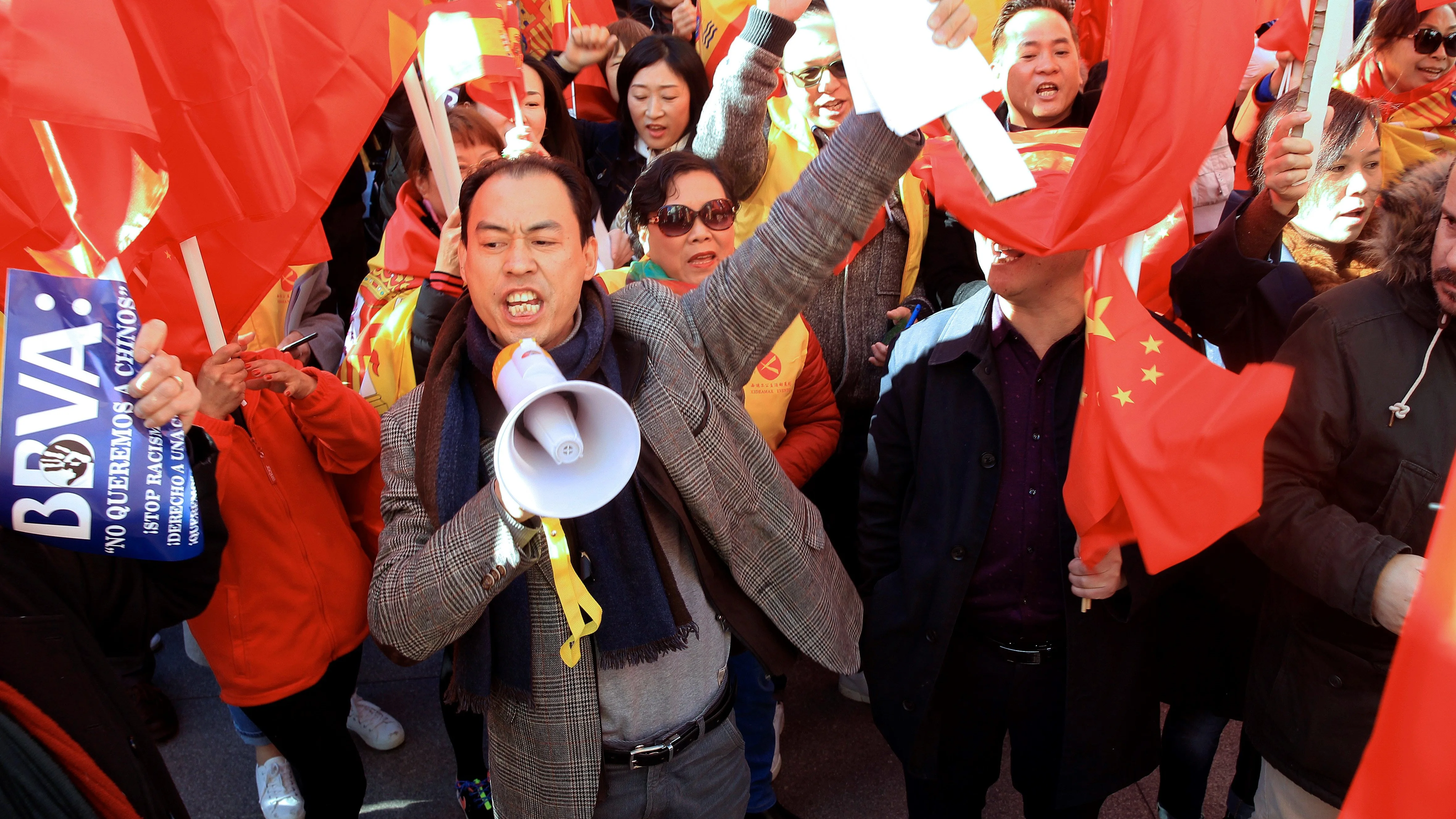 Miembros de la comunidad china se concentraron este mediodía frente a la sede del BBVA