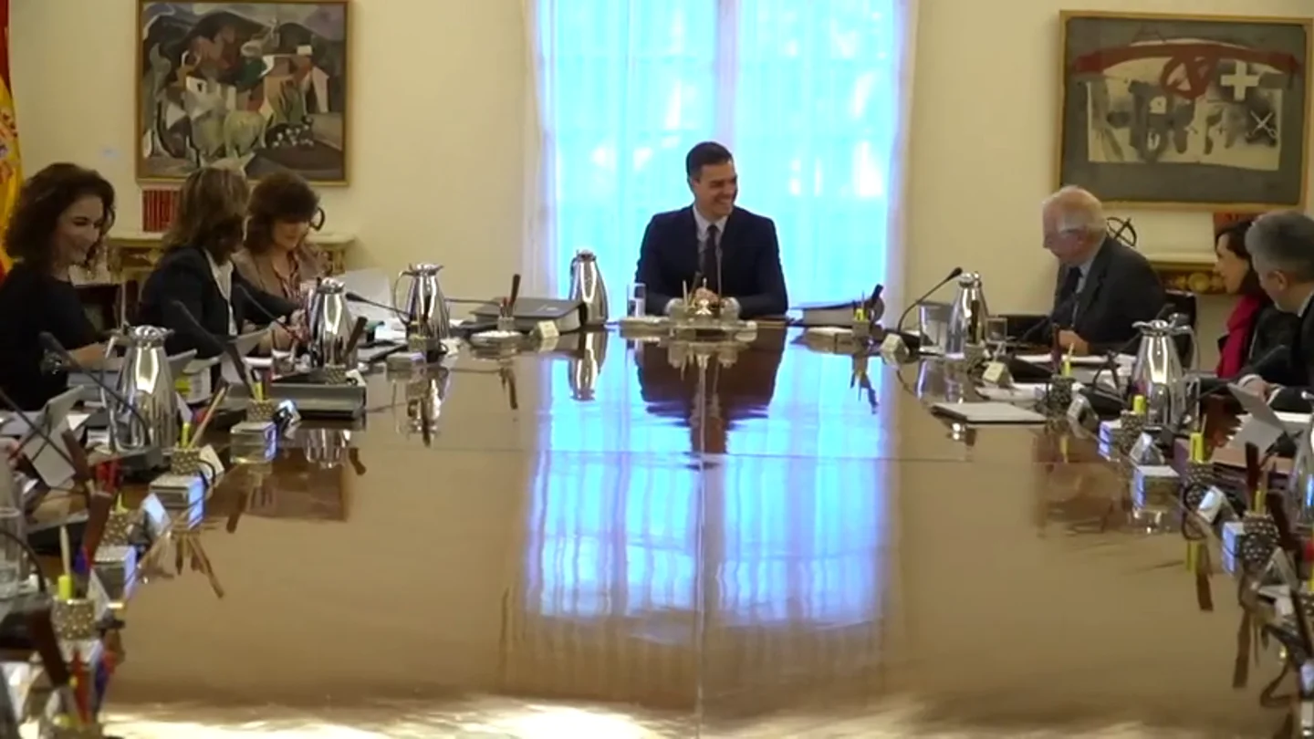 Pillan a Pedro Sánchez bromeando a carcajadas con la "derecha trifálica" de Delgado en el Consejo de Ministros Pillan a Pedro Sánchez bromeando a carcajadas con la "derecha trifálica" de Delgado en el Consejo de Ministros