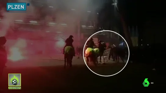Nueva oleada de ataques de ultras en Europa: tiraron bengalas y hasta una valla a un caballo Nueva oleada de ataques de ultras en Europa: tiraron bengalas y hasta una valla a un caballo