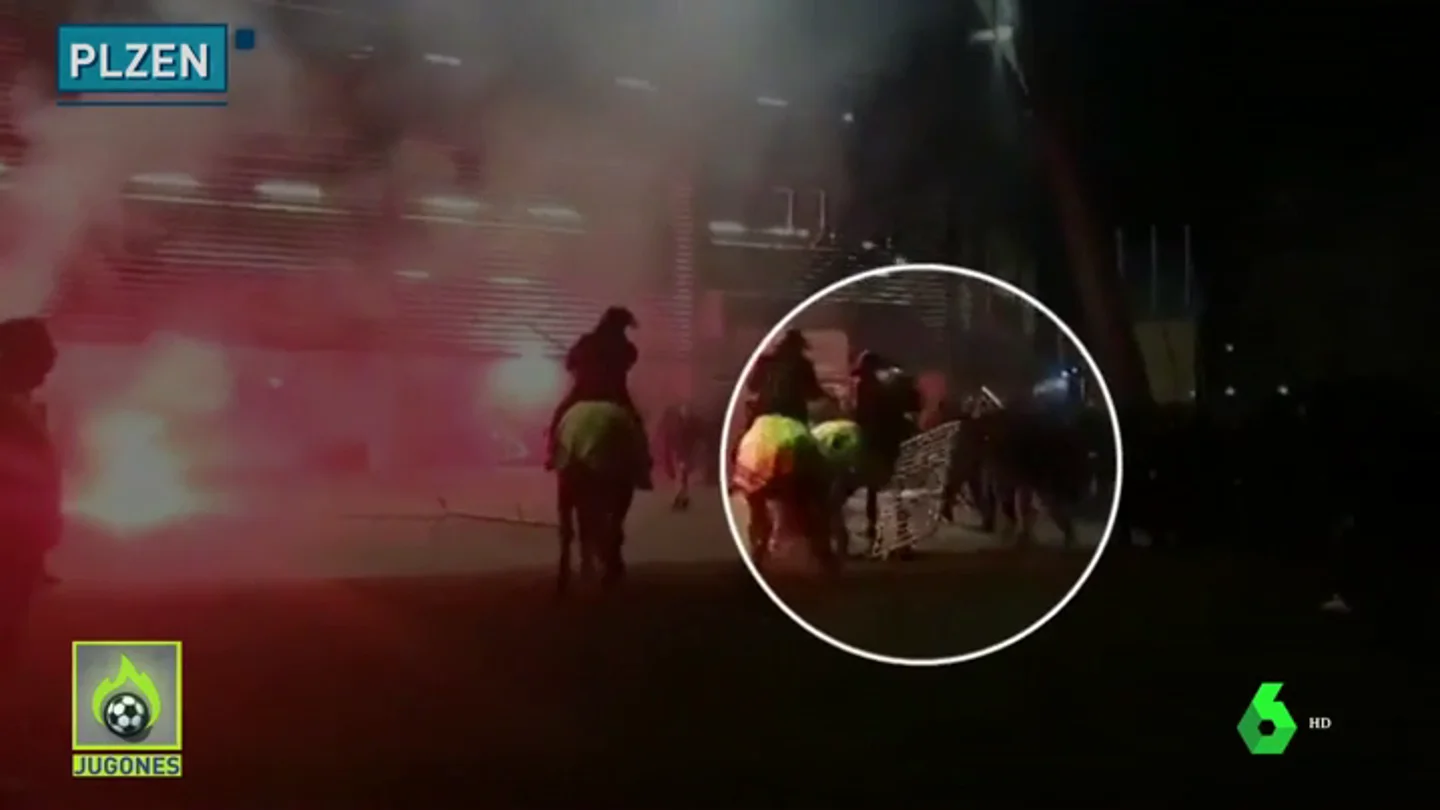 Nueva oleada de ataques de ultras en Europa: tiraron bengalas y hasta una valla a un caballo Nueva oleada de ataques de ultras en Europa: tiraron bengalas y hasta una valla a un caballo