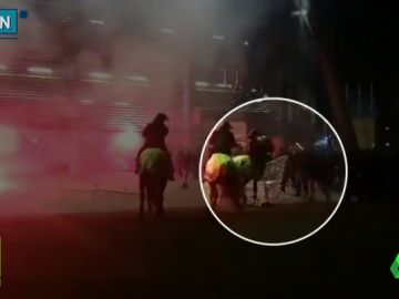 Nueva oleada de ataques de ultras en Europa: tiraron bengalas y hasta una valla a un caballo Nueva oleada de ataques de ultras en Europa: tiraron bengalas y hasta una valla a un caballo