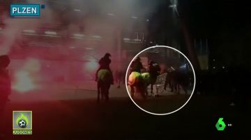 Nueva oleada de ataques de ultras en Europa: tiraron bengalas y hasta una valla a un caballo