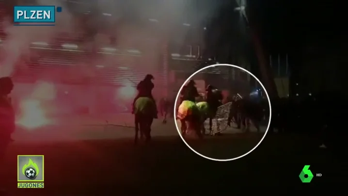Nueva oleada de ataques de ultras en Europa: tiraron bengalas y hasta una valla a un caballo Nueva oleada de ataques de ultras en Europa: tiraron bengalas y hasta una valla a un caballo