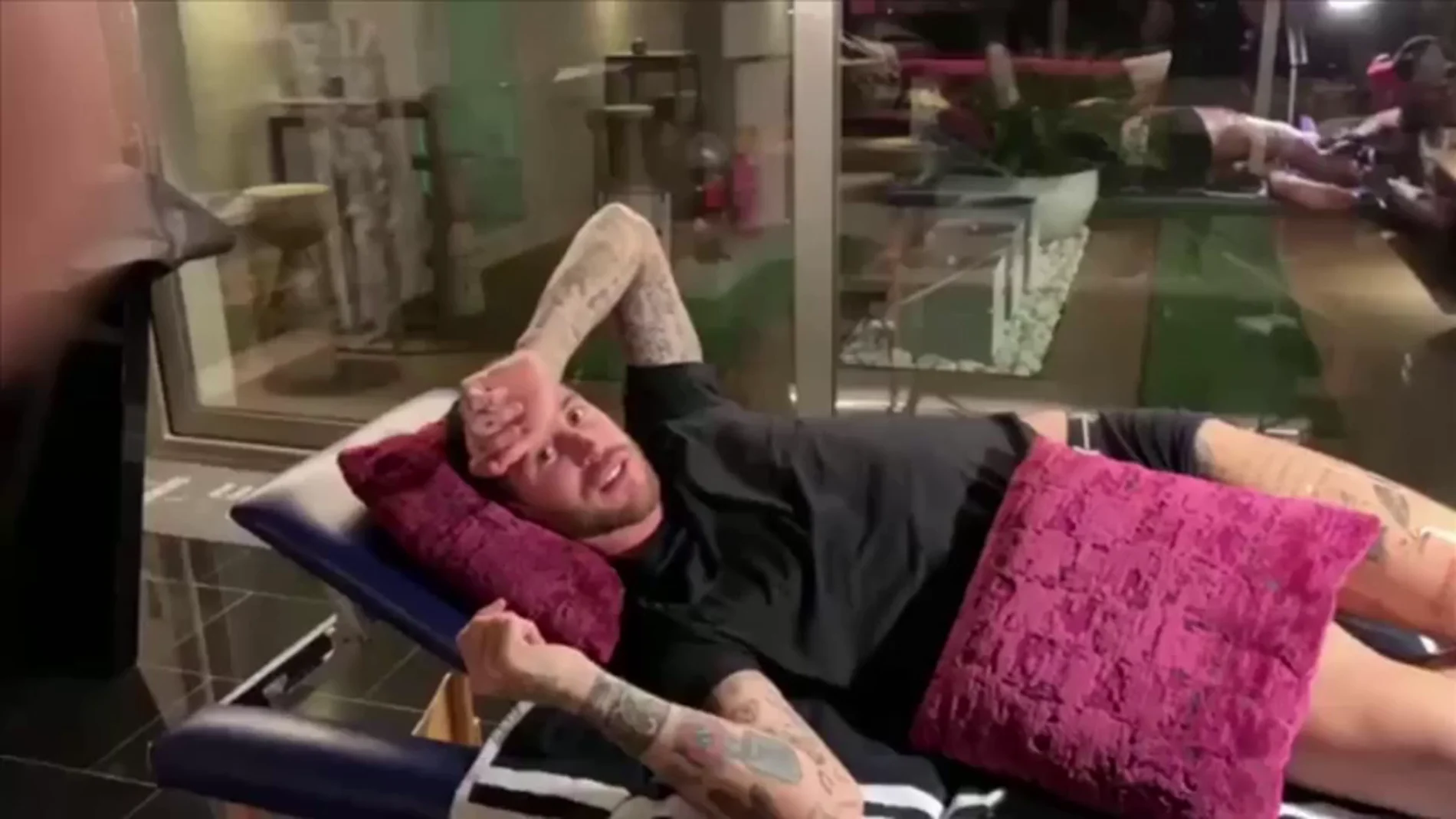 Sergio Ramos se hace un nuevo tatuaje al ritmo de Alejandro Sanz y Nicky Jam