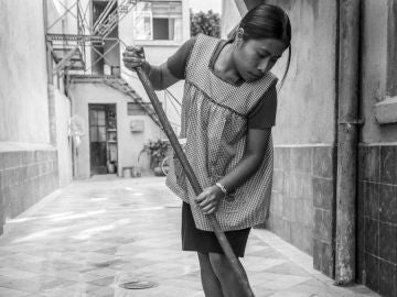 Yalitza Aparicio en una escena de Roma Yalitza Aparicio en una escena de Roma