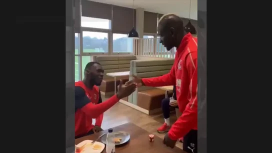 ¡No repite ni uno! El repertorio de saludos de Mamadou Sakho se hace viral ¡No repite ni uno! El repertorio de saludos de Mamadou Sakho se hace viral
