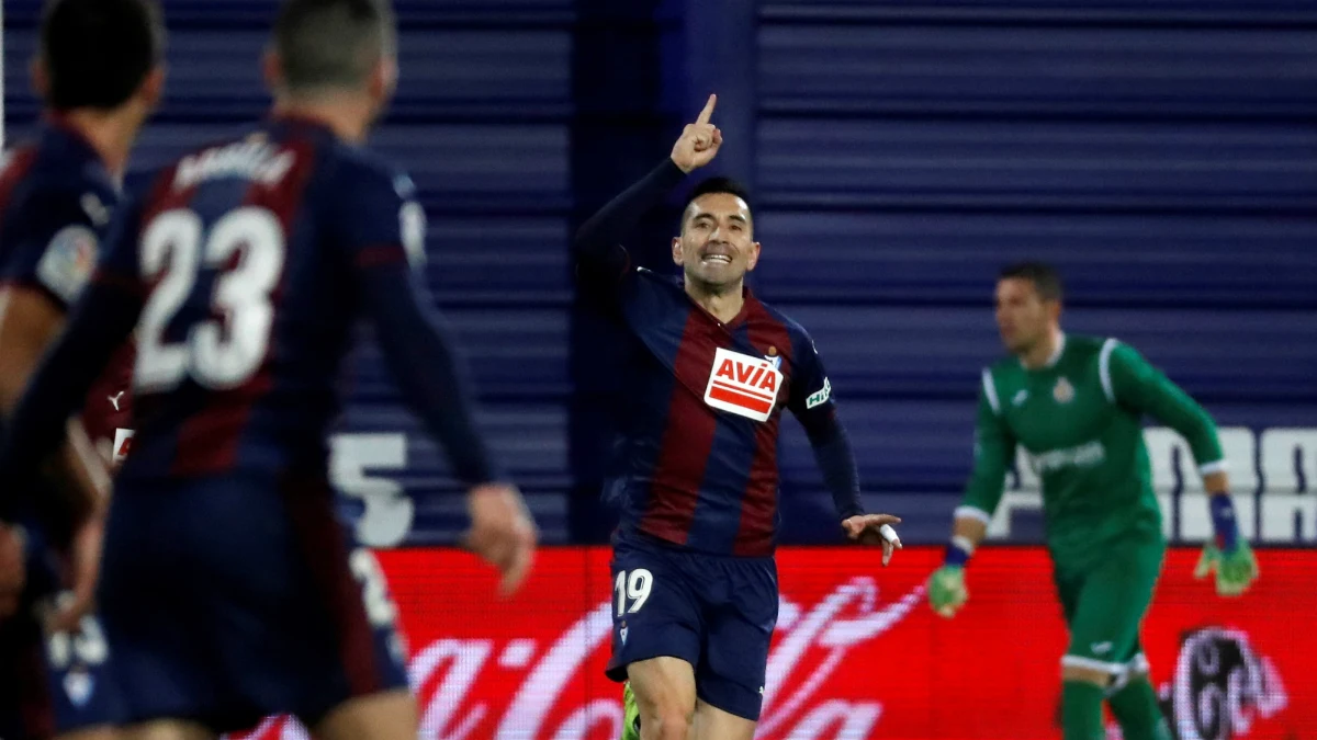 Charles celebra un gol