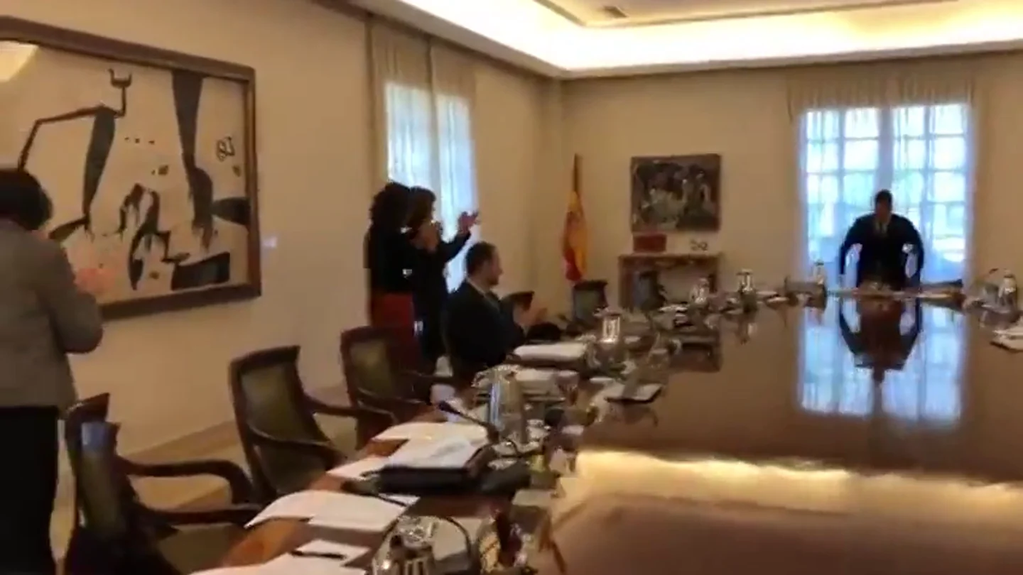 Pedro Sánchez, recibido entre aplausos por su Consejo de Ministros Pedro Sánchez, recibido entre aplausos por su Consejo de Ministros