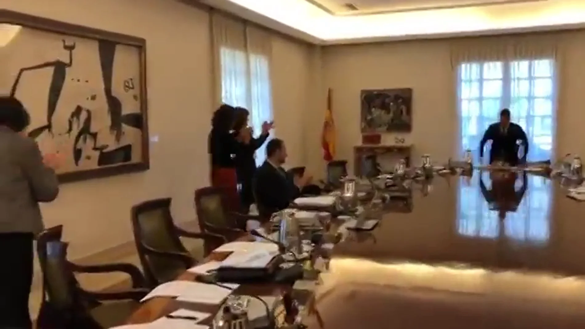 Pedro Sánchez, recibido entre aplausos por su Consejo de Ministros