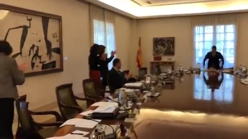 Pedro Sánchez, recibido entre aplausos por su Consejo de Ministros