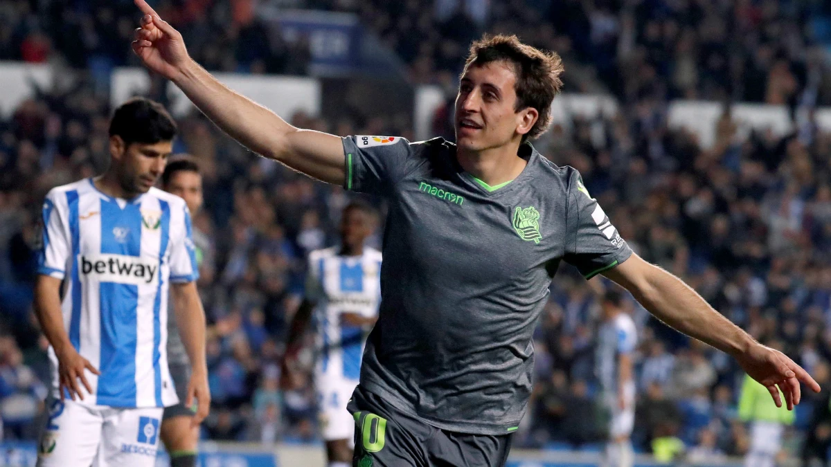 Oyarzabal celebra un gol con la Real Sociedad