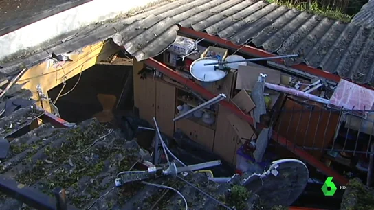 COCHE EN EL TEJADO COCHE EN EL TEJADO