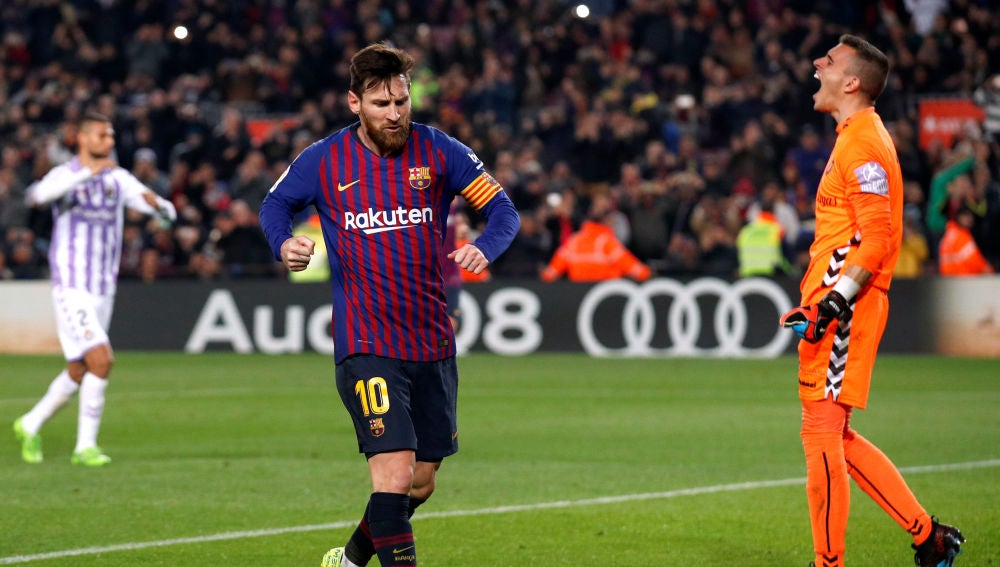 Messi marca de penalti y celebra su gol con el Barcelona