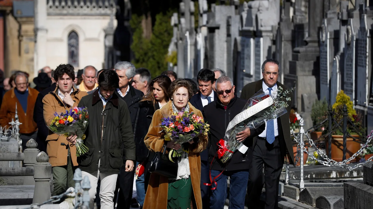 Familiares y amigos homenajean a Fernando Múgica en San Sebastián Familiares y amigos homenajean a Fernando Múgica en San Sebastián