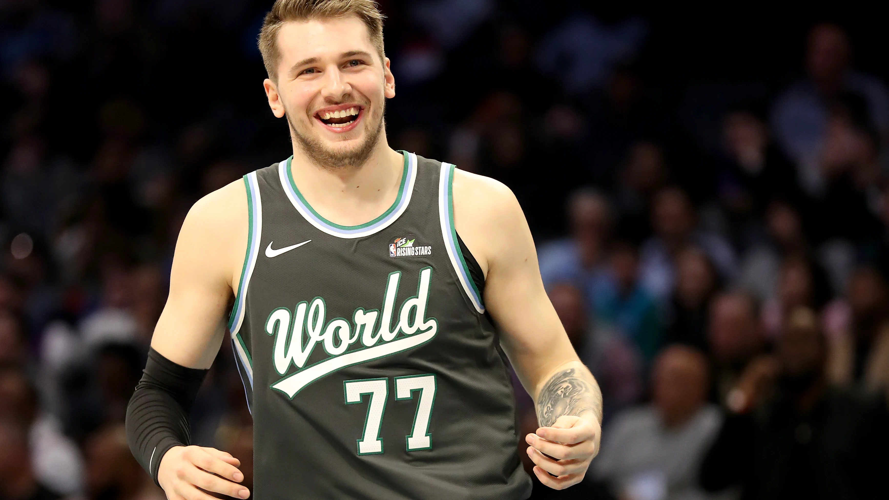 Luka Doncic sonríe en el partido de los rookies en el All Star