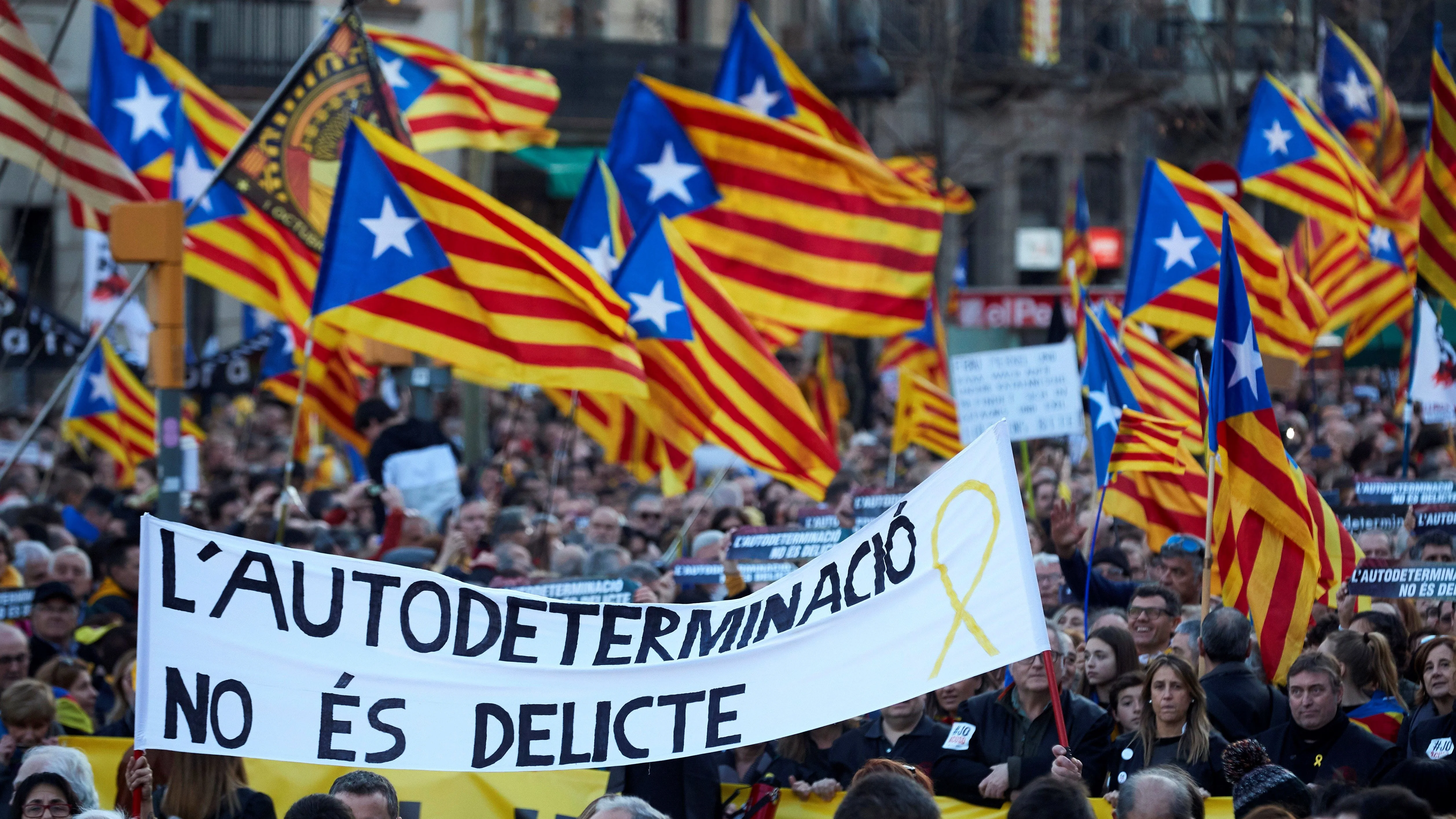 Miles de personas participan en la manifestación convocada por ANC y Òmnium Cultural