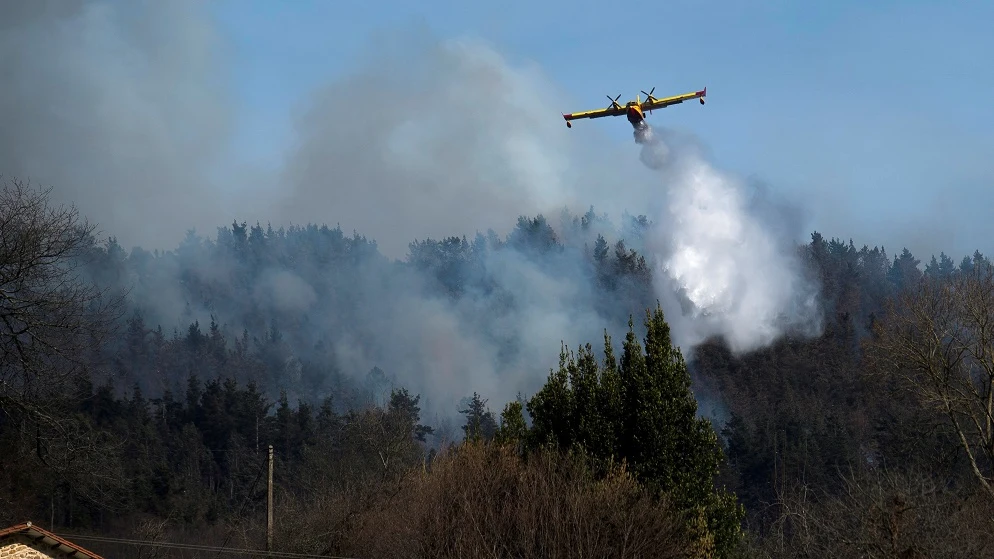 Imagen de un hidroavión en un incendio de Cantabria