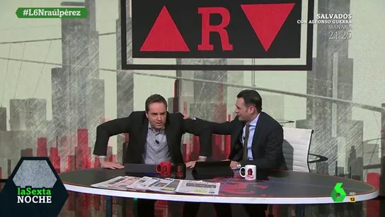 Raúl Pérez se mete en la piel de Ferreras: "Muevo tanto las manos que me han convalidado un máster en lengua de signos" Raúl Pérez se mete en la piel de Ferreras: "Muevo tanto las manos que me han convalidado un máster en lengua de signos"