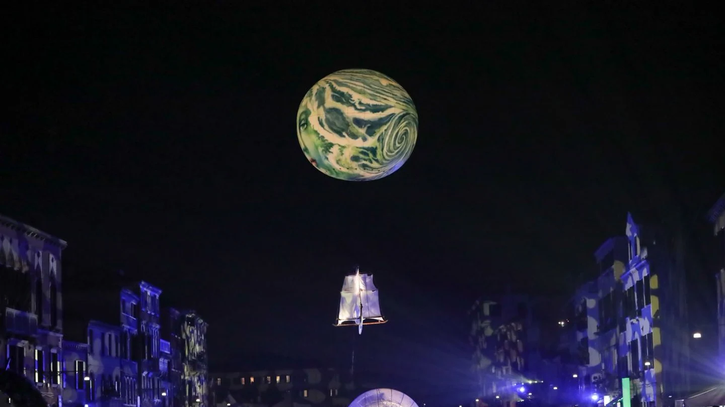 Una Luna de ensueño da el pistoletazo de salida al Carnaval de Venecia Una Luna de ensueño da el pistoletazo de salida al Carnaval de Venecia