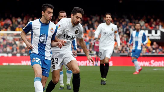 Rubén Sobrino pelea un balón con Marc Roca en Mestalla Rubén Sobrino pelea un balón con Marc Roca en Mestalla