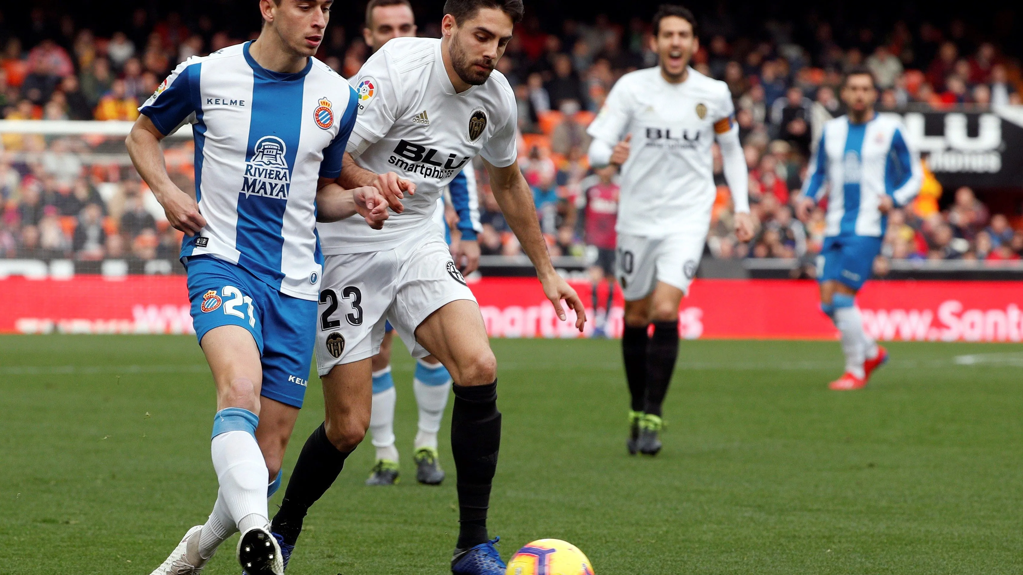 Rubén Sobrino pelea un balón con Marc Roca en Mestalla