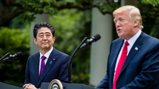 Donald Trump junto con el primer ministro japon&eacute;s, Shinzo Abe.