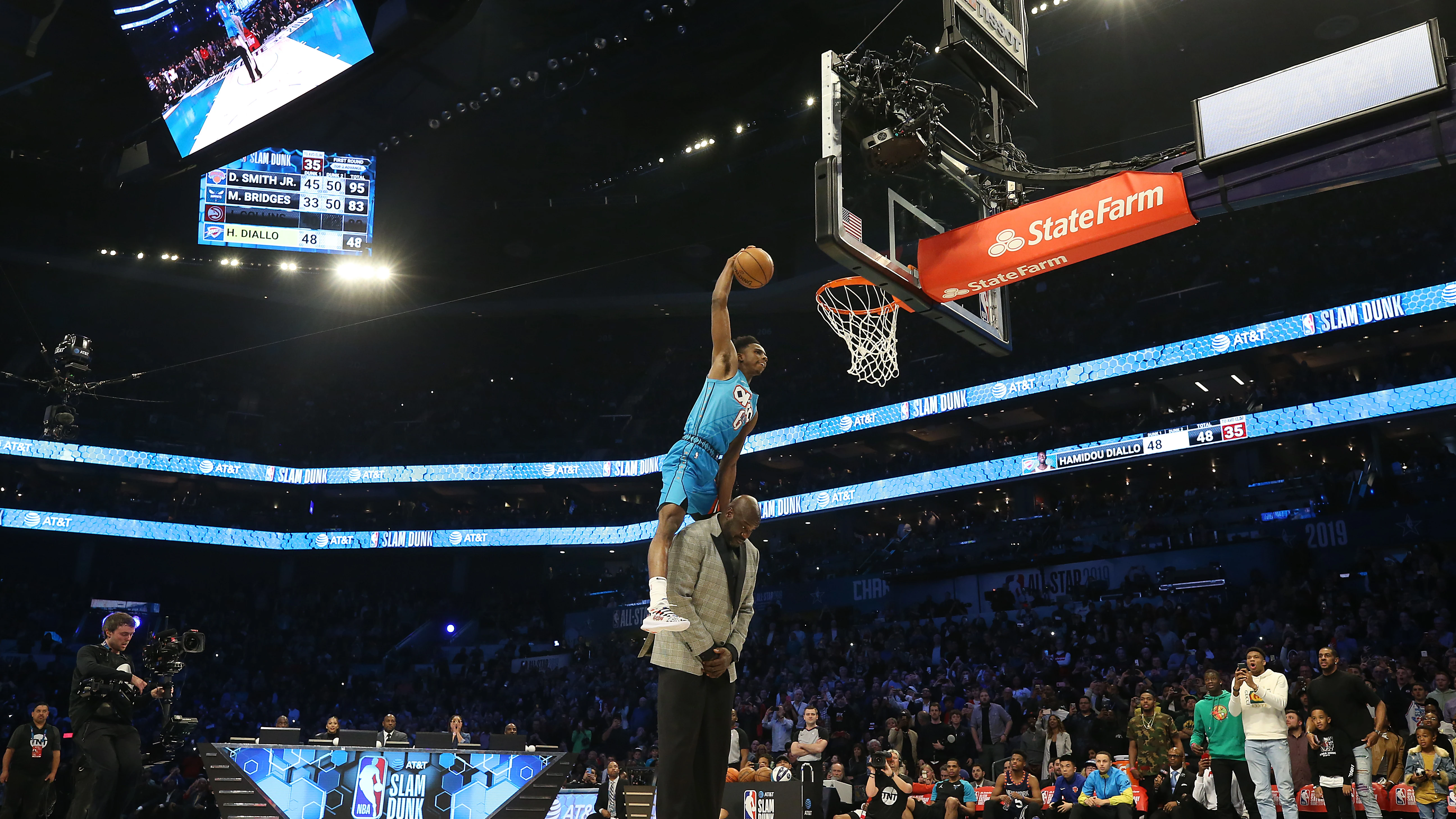 Hamidou Diallo salta por encima de Shaquille O'Neal para realizar un mate