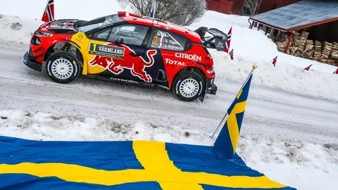 Sébastien Ogier continúa en carrera ayudando a Lappi Sébastien Ogier continúa en carrera ayudando a Lappi