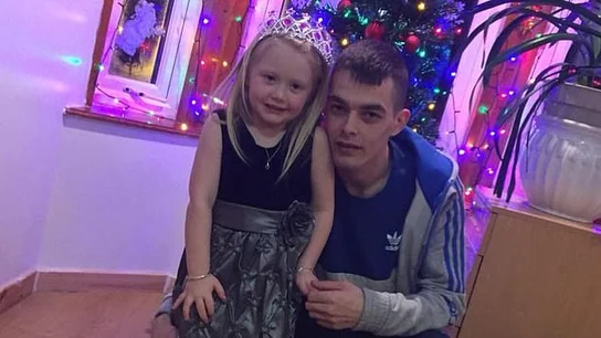 La pequeña Alesha McPhail en una fotografía junto con su padre La pequeña Alesha McPhail en una fotografía junto con su padre