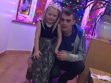 La pequeña Alesha McPhail en una fotografía junto con su padre La pequeña Alesha McPhail en una fotografía junto con su padre