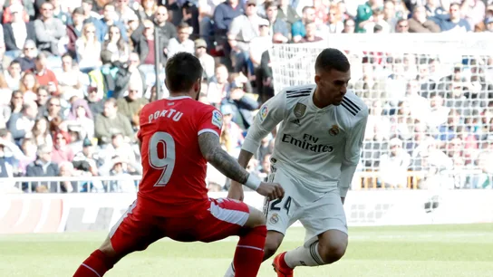 Dani Ceballos intenta controlar el balón ante el centrocampista del Girona, Portu Dani Ceballos intenta controlar el balón ante el centrocampista del Girona, Portu