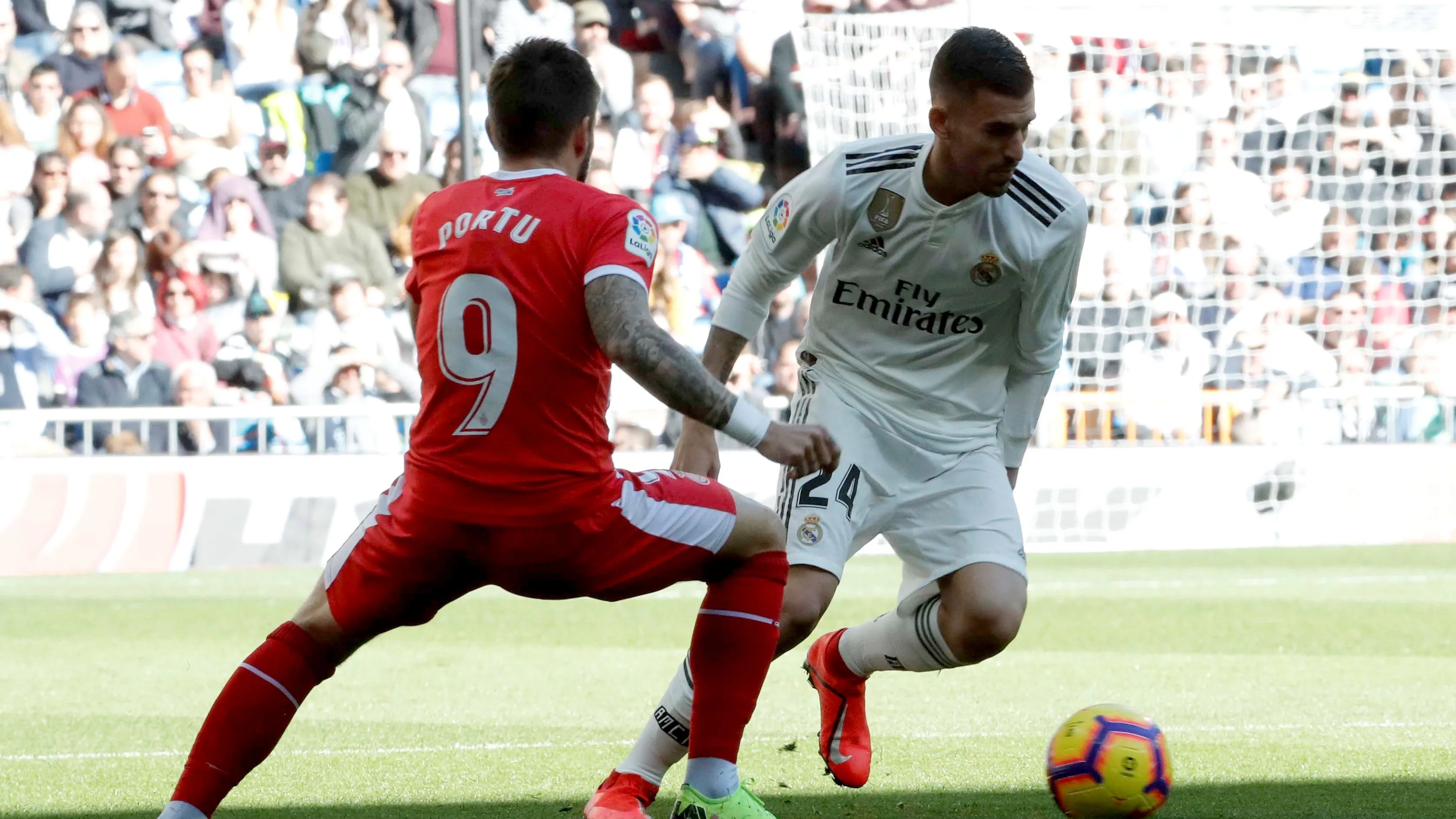 Dani Ceballos intenta controlar el balón ante el centrocampista del Girona, Portu 